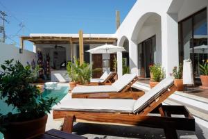 埃斯孔迪多港Casa Beu的一个带躺椅的庭院和一个游泳池