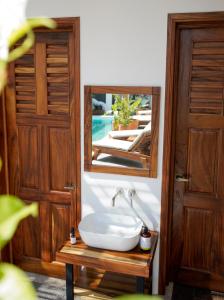 埃斯孔迪多港Casa Beu的一间带水槽和镜子的浴室