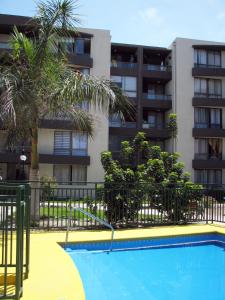 阿里卡Vista Chinchorro的公寓大楼前的游泳池