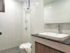 象岛Chang Buri Resort & Spa的带淋浴、盥洗盆和卫生间的浴室