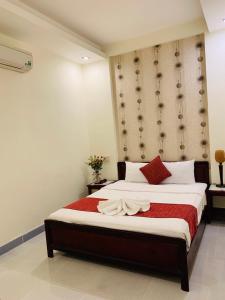 美奈哈耐酒店 - 美奈的一间卧室配有一张带红色毯子的大床