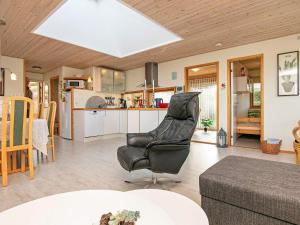 勒兹比Simplistic Holiday Home in Lolland with Terrace的一间带椅子的客厅和一间厨房