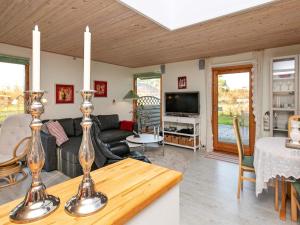 勒兹比Simplistic Holiday Home in Lolland with Terrace的客厅配有沙发和桌子