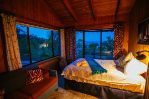 文森提亚Marazul Paradise Beach House- Panoramic Ocean Views的一间卧室设有一张床和一个大窗户