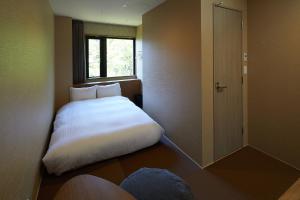 箱根Hakone Yutowa的一间小卧室,配有床和窗户