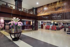 利雅德Mena Hotel Nasiriah Riyadh的大堂设有鲜花桌