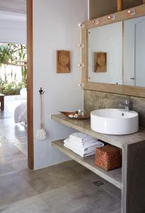 长滩岛Diniview Villa Resort的一间带水槽和镜子的浴室
