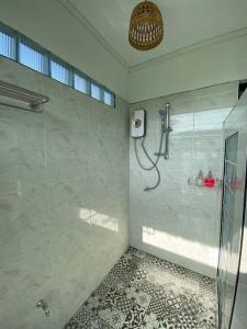 阁遥岛Bang Mee Homestay Koh Yao Noi的带淋浴的浴室和玻璃门