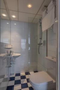 阿姆斯特丹Hotel Damsquare的一间带卫生间和水槽的浴室