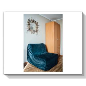 伊里奇Guest House Marina的客厅配有蓝椅和镜子