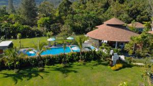 奥南海滩Aonang Eco Villa - SHA Extra Plus的享有带游泳池的度假村的空中景致