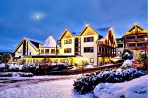 OberorkeHotel Freund - Privathotels Dr Lohbeck的前面有雪的大建筑