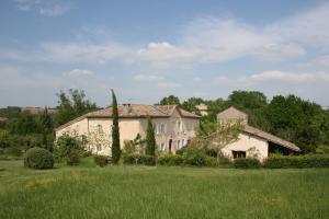 FayssacPuechblanc Gîtes et Chambre d'hôte dans le Triangle d'or Gaillac-Albi-Cordes sur Ciel的田间中的一个老房子