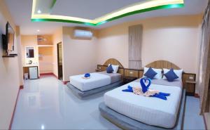 Toongyoong Longbeach Resort SHA Plus客房内的一张或多张床位