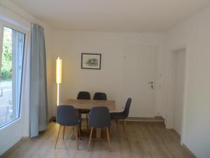 萨尔茨堡City Apartment Amadeus的一间带桌椅和窗户的用餐室