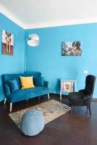 热那亚B&B Piccoli Leoni的蓝色的客厅配有蓝色的沙发和椅子