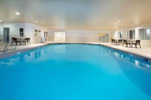 盐湖城盐湖城市区智选假日酒店的一个带桌椅的大型游泳池