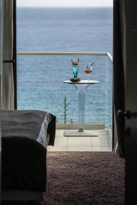 罗戈兹尼察Boutique Hotel Life的客房设有一张床铺和一张桌子,享有海景。
