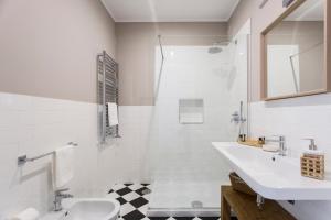 那不勒斯Dimora Toledo的白色的浴室设有水槽和淋浴。