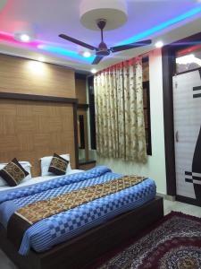 达兰萨拉Hotel Nature's View的一间卧室配有两张床和吊扇