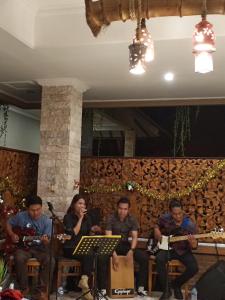 甘地达萨赞狄拉萨海风酒店的一群坐在房间里演奏乐器的人