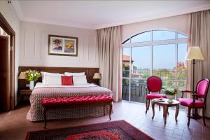凯法布鲁姆Pastoral Hotel - Kfar Blum的一间卧室设有一张床和一个大窗户