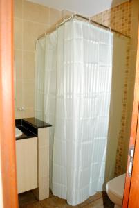 内罗毕WEST SUITES SHERRY HOMES的浴室配有白色的浴帘和卫生间