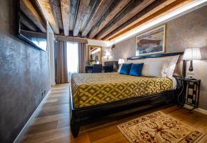 威尼斯EGO' Residence Venice的一间卧室,卧室内配有一张大床