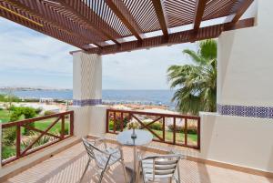 沙姆沙伊赫Amphoras Blu的一个带桌椅的海景阳台