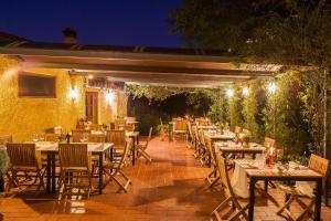 瓦尔的圣卡西亚诺黎莱斯波吉欧博尔戈尼酒店的夜间带桌椅的户外用餐区