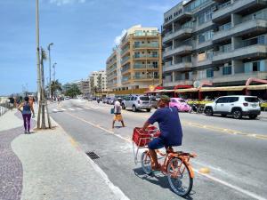 在Apartamento Praia do Forte VIP内部或周边骑自行车