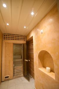 阿拉霍瓦Guesthouse likoria的一间带步入式淋浴间和卫生间的浴室
