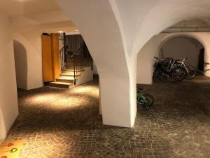 普雷达佐Casa Seler - Appartamento rosso的走廊上设有楼梯,自行车停放在大楼内