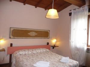 普拉托韦基奥MAGNOLIA TUSCANY HOUSE WITH POOL Agriturismo Poppiena的一间小卧室,配有床和窗户