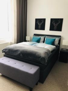 施尔奇Villa Waidhof的一间卧室配有一张带蓝色枕头的大床