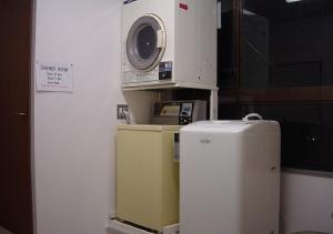 阿扎格瓦kawagutiko station inn / Vacation STAY 63732的厨房配有微波炉和小冰箱