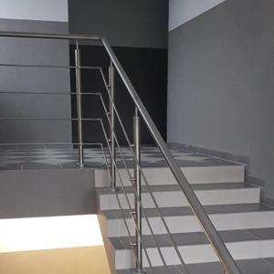 戈乌达普Lula的建筑物内带有金属栏杆的楼梯