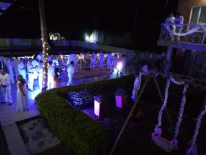 基奥塔Hotel Villa Amparo的一群人站在婚礼仪式上
