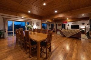 凯里凯里匹克塔拉旅舍的用餐室以及带木桌和椅子的客厅。