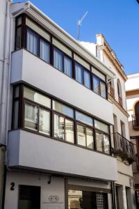 普里埃格·德·科尔多巴Tándem House的公寓大楼设有黑白窗户。