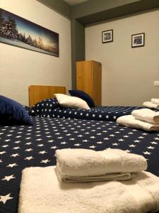福米加尔Anayet Sweet Home的一间设有两张床铺和毛巾的房间