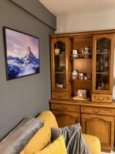 福米加尔Anayet Sweet Home的客厅墙上挂着山的照片