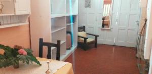 马德普拉塔L&L Sur的一间设有桌子和两把椅子的房间和一扇门