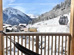 尚帕尼恩瓦努瓦茲ALPA appartements - Champagny-en-Vanoise的享有雪覆盖的山峰和滑雪缆车的景色
