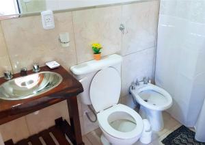 科隆Apartamentos Barranca de Termas的浴室配有白色卫生间和盥洗盆。