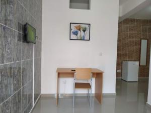 普拉亚Plateau Bedroom & Chambre - Praia Center 1的一张桌子、椅子和墙上的照片