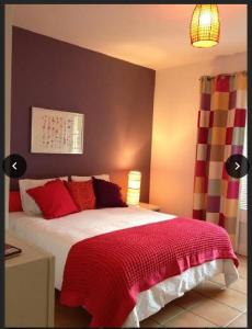 马林堡Casa de férias na Praia Verde Casa de Charme的一间卧室配有一张带红色枕头的大床