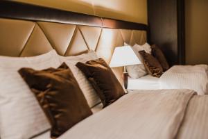 基希讷乌Bernardazzi Grand Hotel的一间卧室配有一张大床、枕头和灯