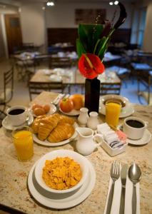 伦敦新林登酒店的餐桌,带早餐食品和橙汁盘