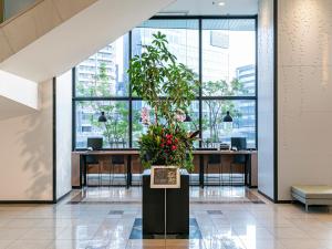 福冈福冈西铁酒店的楼前大厅的大盆植物